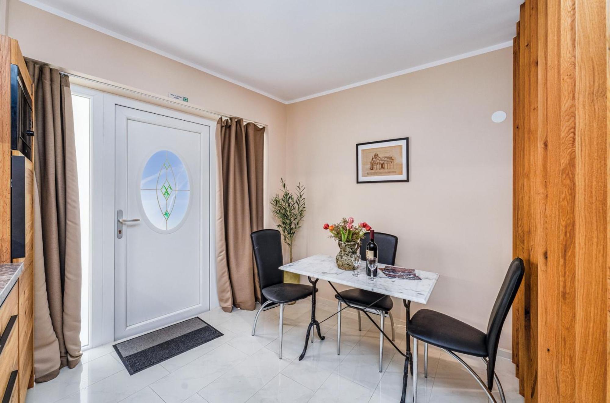 Samm Apartments 시베니크 외부 사진